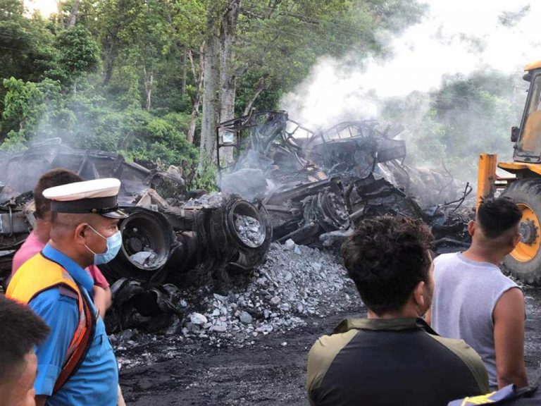 मकवानपुरमा २ ट्रक ठोक्किंदा आगलागी, तीन जनाको मृत्यु
