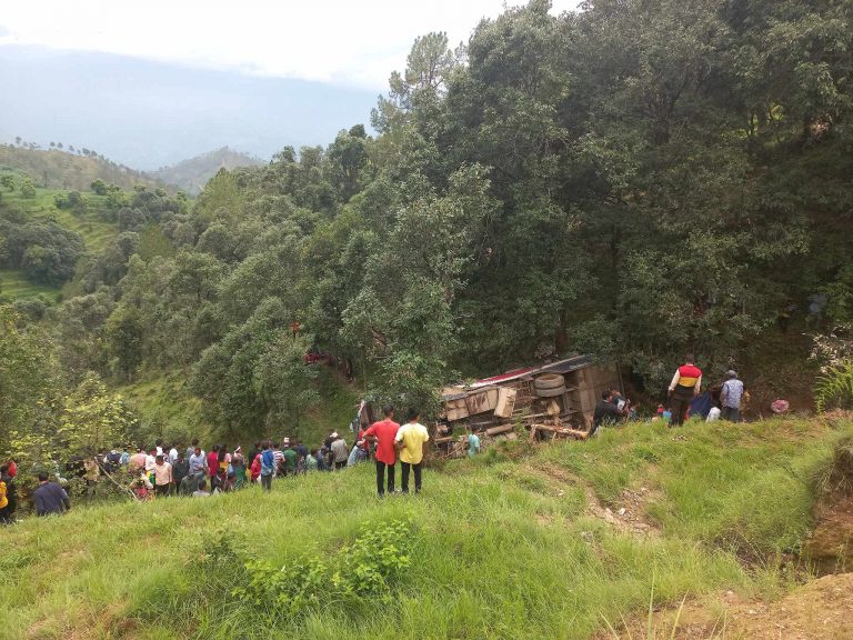 बैतडीमा यात्रु सवार बस भीरबाट खस्यो, एक जनाको मृत्यु