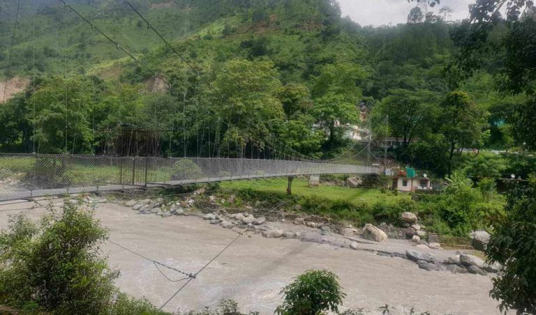 झोलुङ्गे पुलको लठ्ठा चुडिँदा नेपाल-भारत आवतजावत बन्द