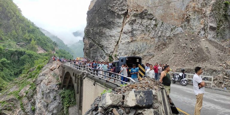 नारायणगढ-मुग्लिन सडक, यी ठाउँमा पहिरोको  उच्च जोखिम