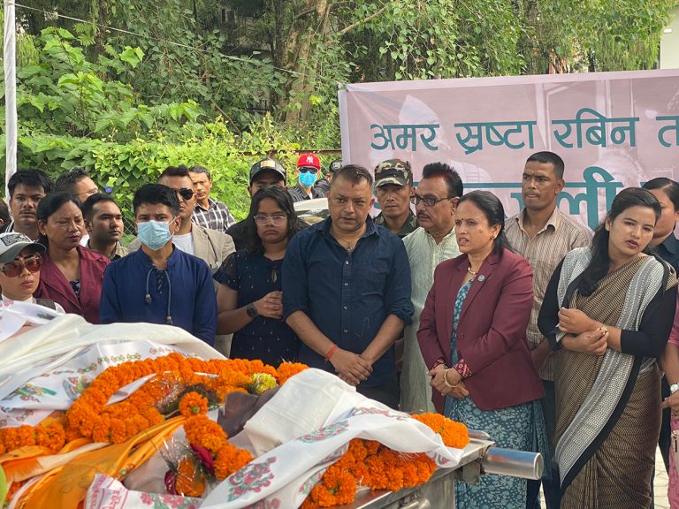 राष्ट्रिय झण्डा ओढाएर गायक रविन तामाङलाई श्रद्धाञ्जली, आजै अन्त्येष्टि