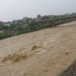 तिनाउको बाढीमा फसेका युवकको उद्धार