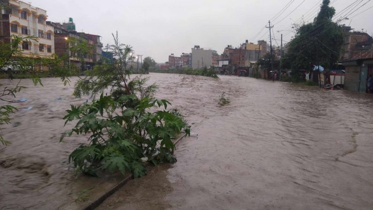 काठमाडौंमा भारी वर्षा, वाग्मती, विष्णुमती, धोविखोलाको तटीय क्षेत्रमा सतर्क रहन आग्रह
