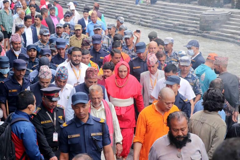 पशुपतिनाथ मन्दिर प्रवेश गराइयो नवनियुक्त भट्ट अडिगालाई