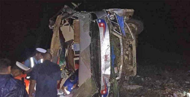 तीर्थयात्री चढेको बस बारामा दुर्घटना, ७ जनाको मृत्यु