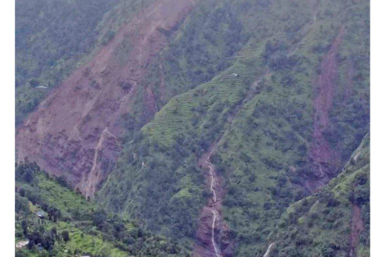 दोलखामा पहिरोमा परेका दुईको उद्धार, त्रिवि शिक्षण अस्पतालमा उपचार गरिदै