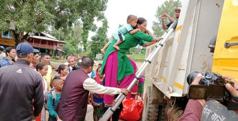 व्यवसायीले सिन्डिकेट लगाएपछि पालिकाले थाल्यो निःशुल्क टिपर सेवा सञ्चालन