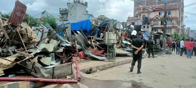 कबाडी गोदाममा काठमाडौं महानगरको डोजर
