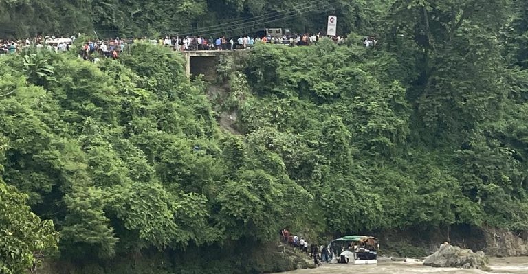 काठमाडौंबाट पोखरा जाँदै गरेको बस त्रिशुलीमा खस्दा ८ जनाको मृत्यु (अपडेट)