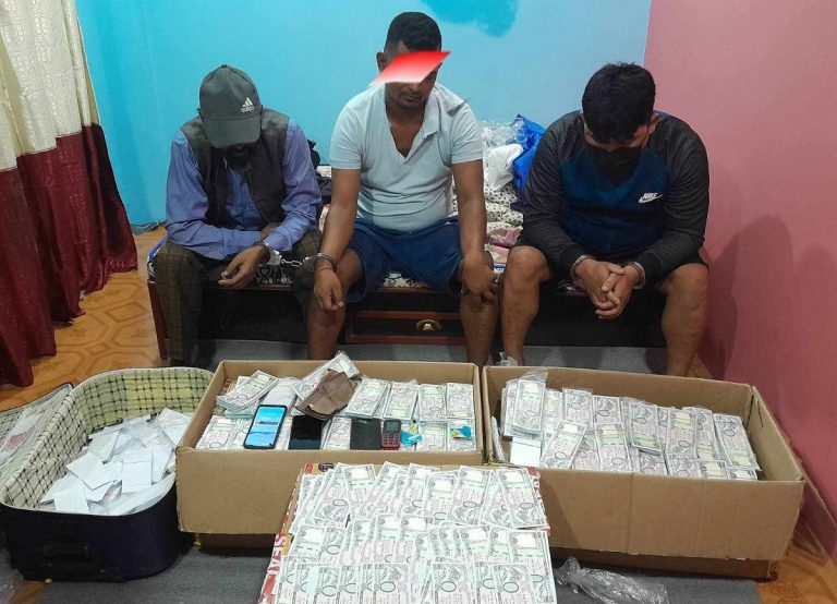 काठमाडौंको  गोलढुंगाबाट नक्कली नोटसहित तीन जना पक्राउ