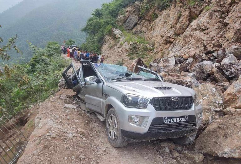 गुडिरहेको  स्कार्पियोमाथि ढुंगा खस्यो, तीनजनाको मृत्यु