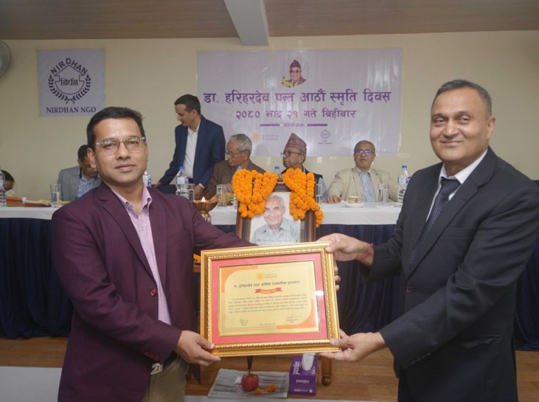 कान्तिपुरकर्मी बन्जाडेलाई  आर्थिक पत्रकारिता पुरस्कार प्रदान