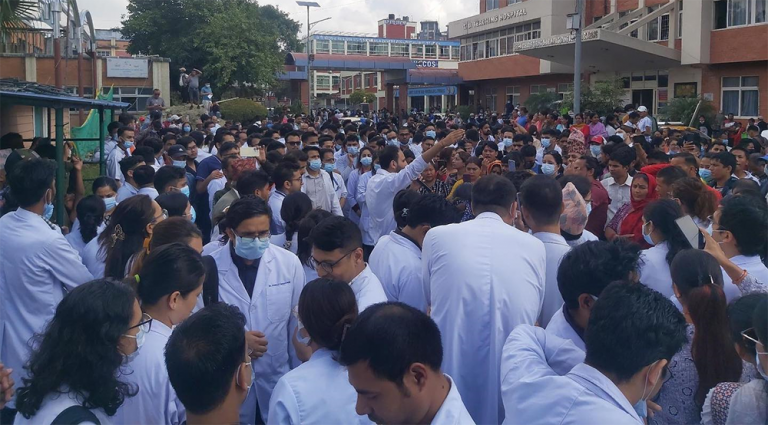 सुरक्षा माग्दै चिकित्सकहरूआन्दोलित, गृह र स्वास्थ्यमन्त्रीको राजीनामा माग