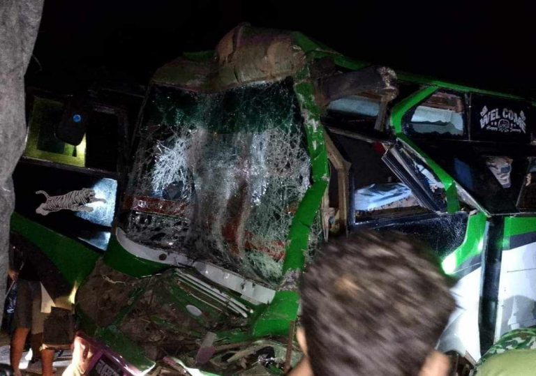 बाँकेमा रोकिराखेको ट्रकसँग  यात्रु सवार बस ठोक्किँदा ७ जनाको मृत्यु