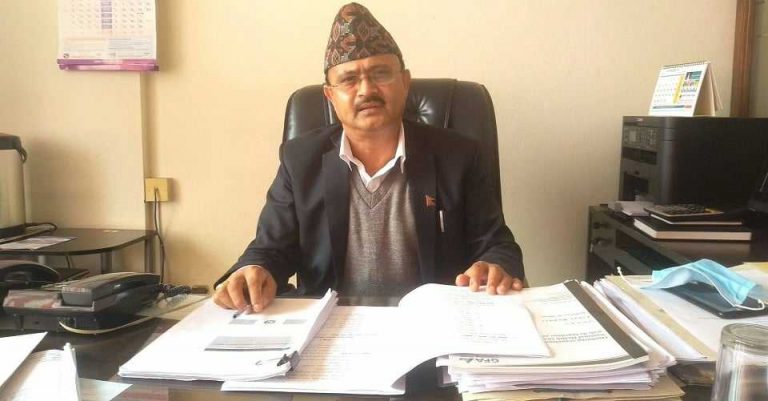 स्वास्थ्य बीमा बोर्डका कार्यकारी निर्देशक डा बसौलालाई मन्त्रालयले सोध्यो ११ बुँदे स्पष्टीकरण