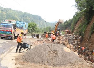 नागढुङ्गा-नौबिसे सडक दैनिक पाँच घण्टा बन्द हुने