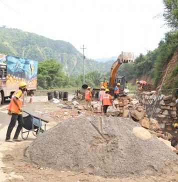 नागढुङ्गा-नौबिसे सडक दैनिक पाँच घण्टा बन्द हुने