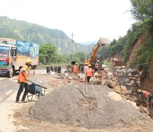 नागढुङ्गा-नौबिसे सडक दैनिक पाँच घण्टा बन्द हुने