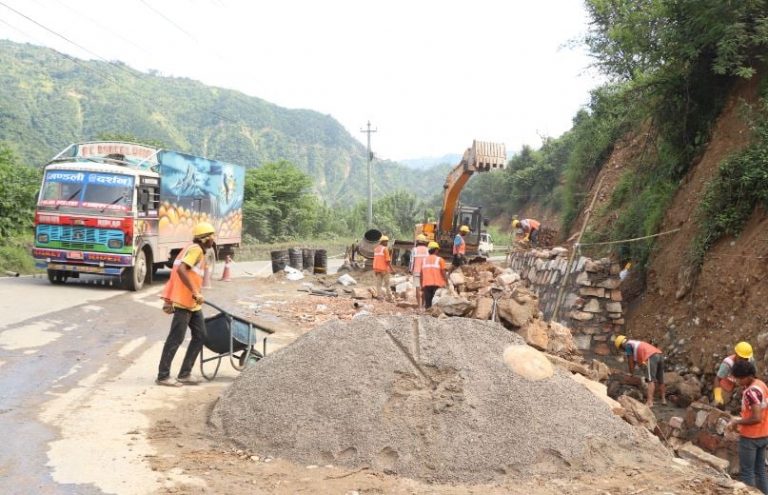 निर्माणकै सिजनमा आन्दोलनको मुडमा ठेकेदार