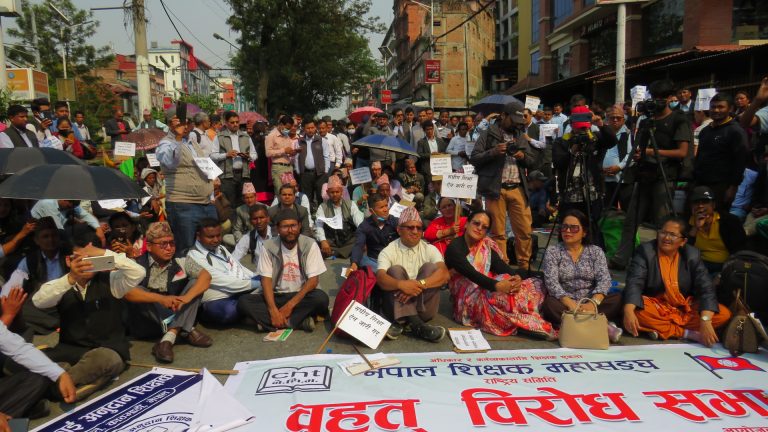 विद्यालय बन्द गरेर जिल्ला-जिल्लाबाट काठमाडौं आइपुगे शिक्षक, ७० लाख विद्यार्थी पढ्नबाट वञ्चित
