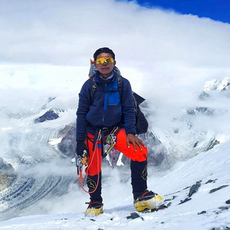 कक्षा १२ पढ्ने निमाले चढे धौलागिरी