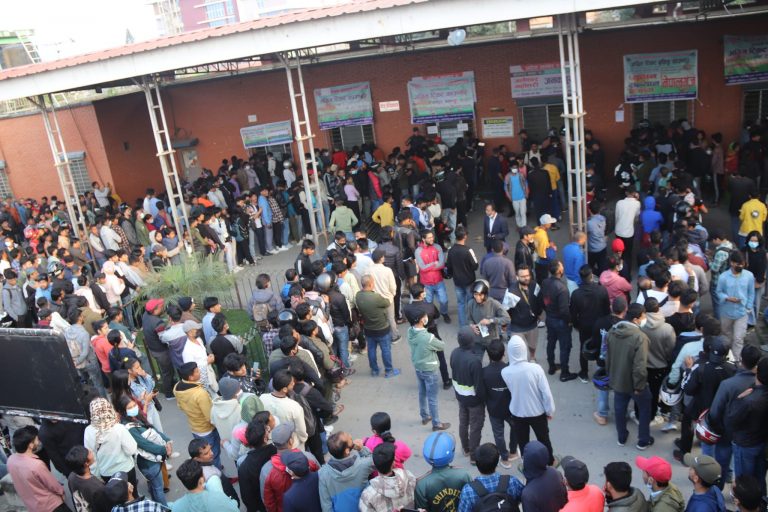 दशैंका लागि  टिकट बुकिङ, अनलाइनमार्फत काट्ने व्यवस्था नहुँदा यात्रुलाई हरेक वर्ष सास्ती