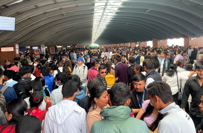 एक महिनामै विदेश पढ्न जानेहरुबाट बाहिरियो १० अर्ब ७५ करोड