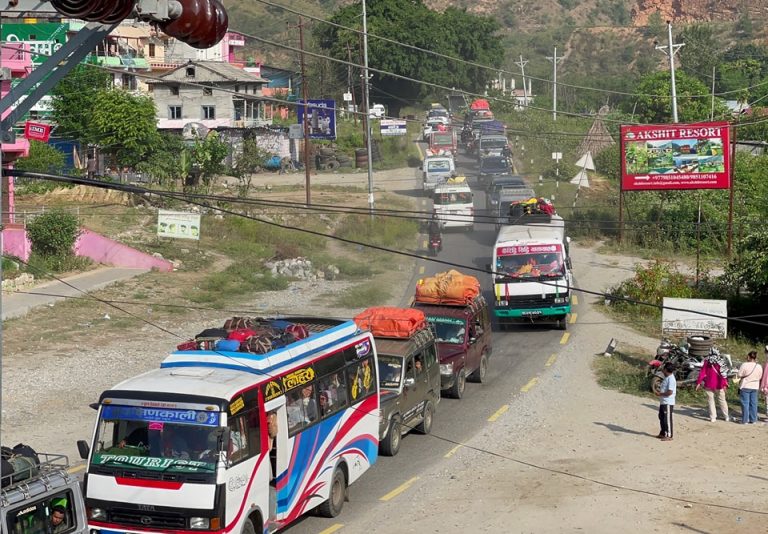 सकियो दशैं बिदा, घर गएकाहरू फर्किन थालेपछि बढ्यो सहरमा चहलपहच