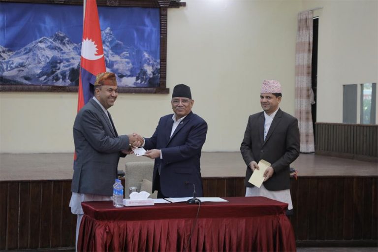अध्यक्ष बद्री केसी र कुल आचार्यले लिए पहिलो गैरआवासीय नेपाली नागरिकता