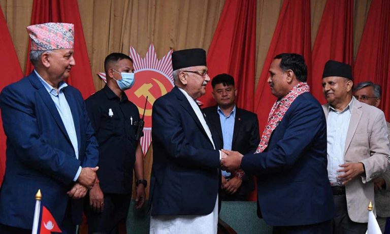 एक वर्षमा दुई पटक पार्टी बदल्दै पूर्वमन्त्री कुशवाह एमालेमा प्रवेश