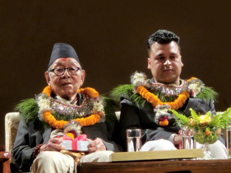मुखियालाई जगदम्बा श्री र ओझालाई मदन पुरस्कार प्रदान