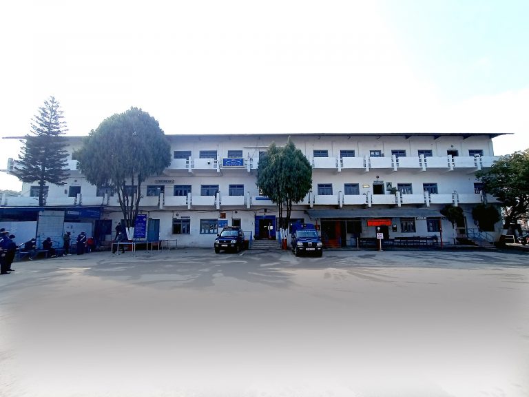 ट्राफिक प्रहरीले भन्यो– ‘भोलि अत्यावश्यक काममा मात्र सवारी साधन लिएर निस्कनू’