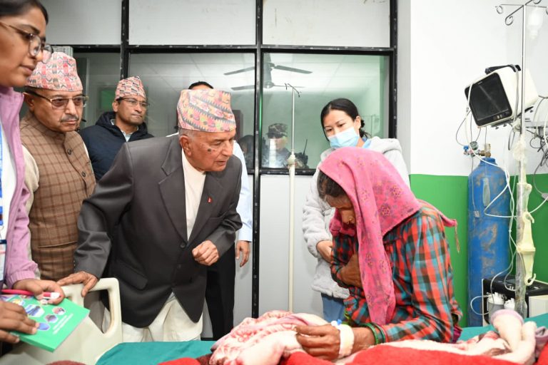 भूकम्प प्रभावित क्षेत्र पुगेर राष्ट्रपतिले भने–’चिन्ता गर्न पर्दैन,म सरकारसँग कुरा गर्छु’