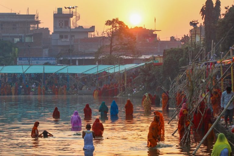 उदाउँदो सूर्यलाई अर्घ्य दिएसँगै सकियो छठ