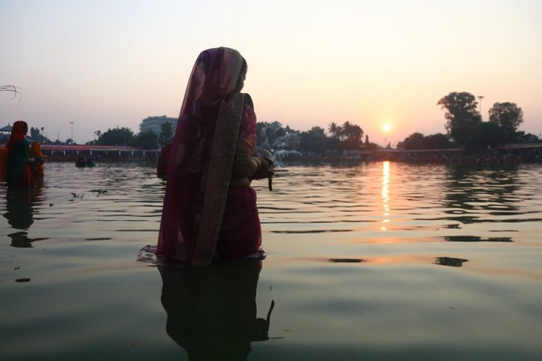 छठ पर्वको मुख्यदिन, अस्ताउँदो सूर्यलाई अर्घ्य दिइयो