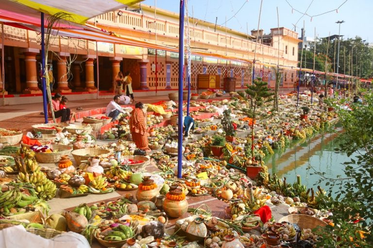 छठ पर्वको मुख्य दिन, अस्ताउँदो सूर्यलाई अर्घ्य दिइँदै