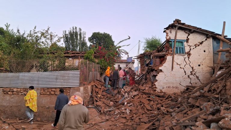 सरकारले पठायो भूकम्प प्रभावित क्षेत्रमा पशुपक्षीको उपचारका लागि विशेषज्ञ टोली