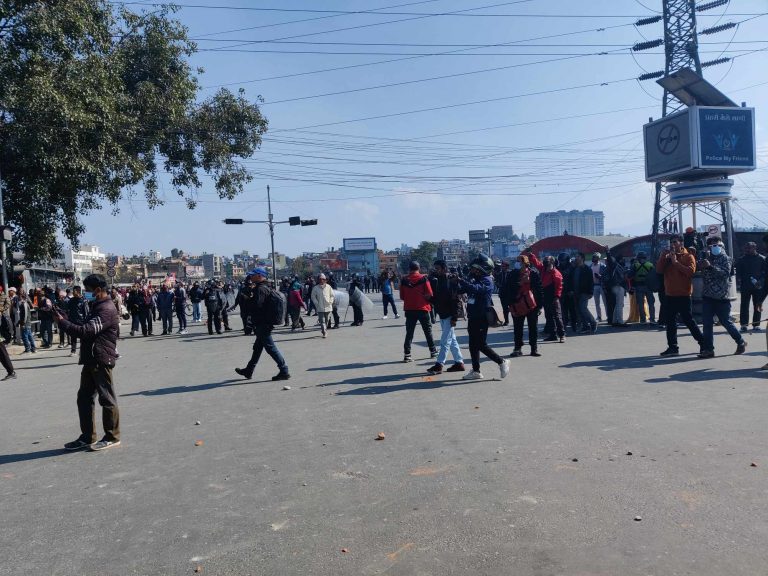 दुर्गा प्रसाईंको कार्यक्रमस्थलमा बल्खुमा दुई पक्षबीच झडप, दुईजना घाइते