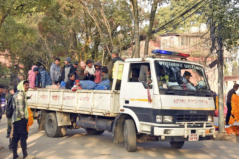 जथाभावी फूलमाला बेच्नेलाई भ्यानमा राखेर महानगरले पुर्‍याइदियो तोकिदिएको बिक्रीस्थल