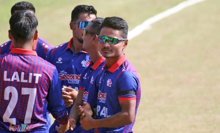 नेपाली क्रिकेटर कालोपट्टी बाँधेर मैदानमा