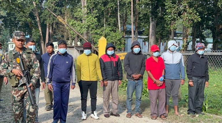 राष्ट्रिय निकुञ्जभित्र दुई वटा गैंडा मारेर खाग तस्करी गर्ने ८ जना पक्राउ