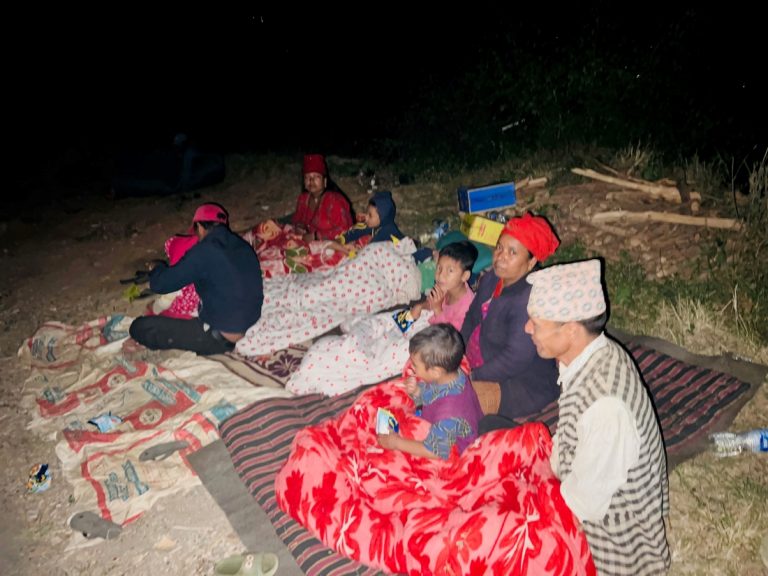 भूकम्पको निरन्तर धक्काले स्थानीयवासी त्रास, सडकमा बास