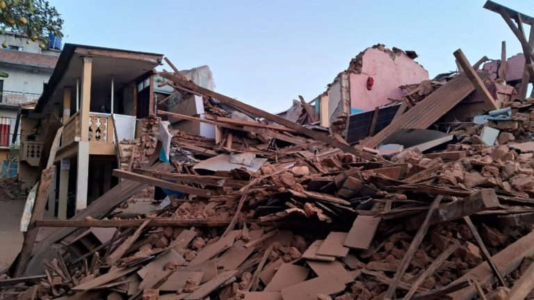 मध्यरातिमा भूकम्पले  ठूलो मानवीय क्षति, घाइतेहरुले भरिए  स्वास्थ्य केन्द्र र अस्पताल