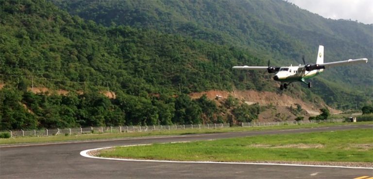 विमानस्थलमा कुटाकुट गर्ने दुई पाइलटको लाइसेन्स निलम्बन