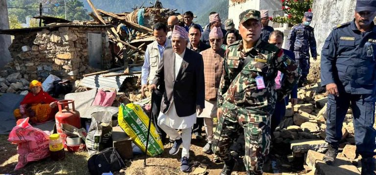 भूकम्पको केन्द्रबिन्दु रामीडाँडामै पुगेको छैन राहत, भीआईपीको लस्कर दैनिकी जस्तै