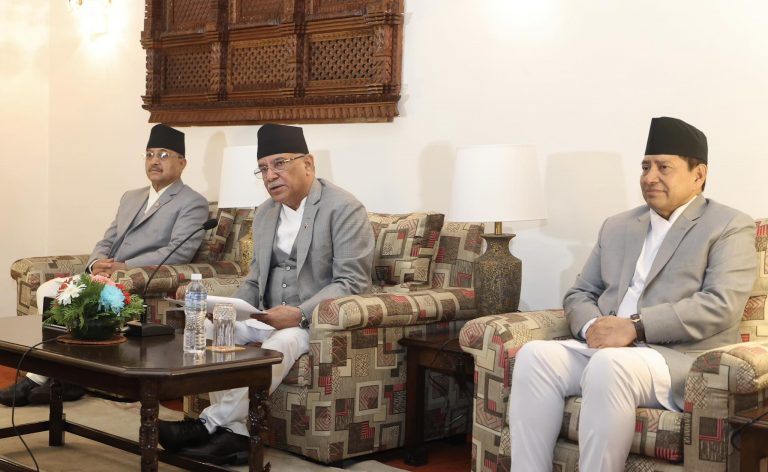 स्वदेश फर्किए प्रधानमन्त्री प्रचण्ड, भने-‘सरकार परिवर्तनको  कुनै सम्भावना छैन’