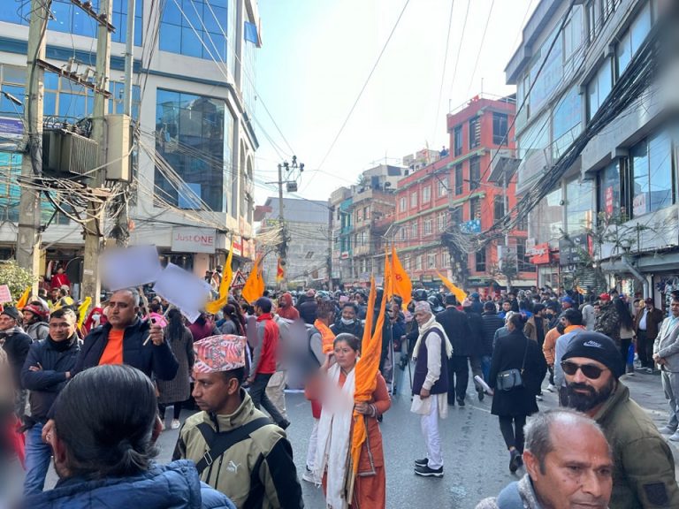 मन्त्री किराँतीलाई बर्खास्त गर्न माग गर्दै संसद भवन घेराउ