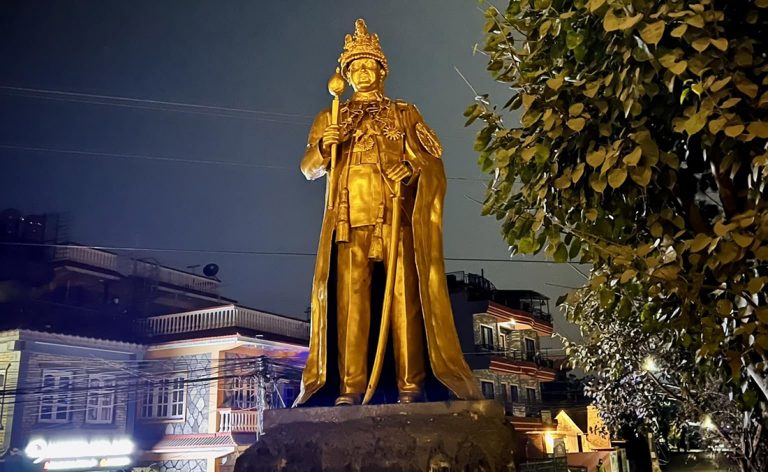 फेरि राखियो जनआन्दोलनमा माओवादीले हटाएको स्व.राजा वीरेन्द्रको सालिक