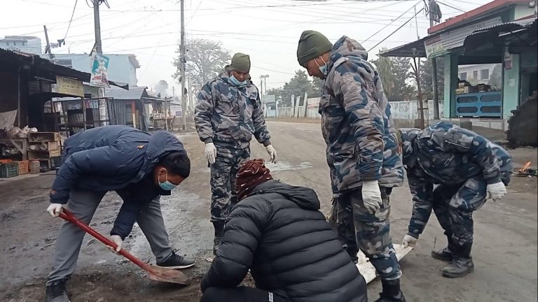 सशस्त्र प्रहरीको स्थापना दिवसको अवसरमा दोधारा चाँदनीमा सरसफाई कार्यक्रम