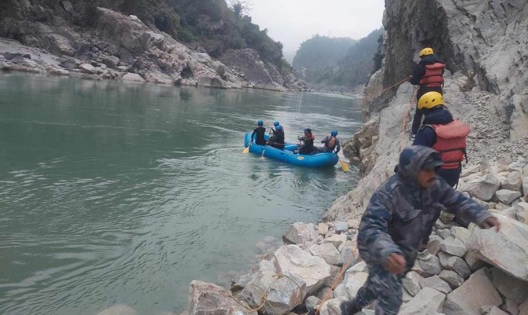 त्रिशूली नदीमा फेला पर्‍यो भारतीय नम्बर प्लेटको गाडी, मान्छे फेला परेनन्